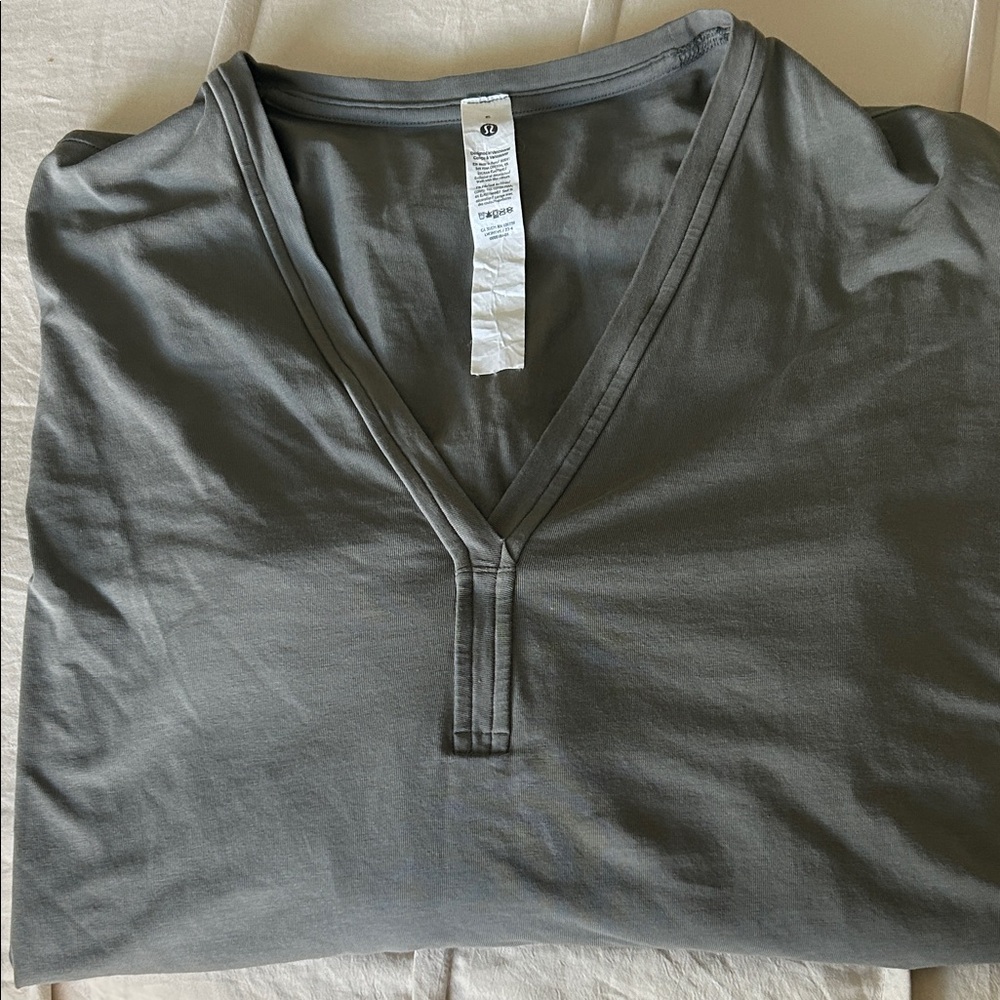 Lululemon Charcoal/Olive Green V-Neck Tee Size 6
